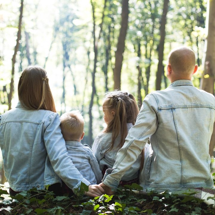 Zwei Hände halten sich innig, eine trägt einen Ring.